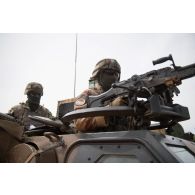 Des soldats du 28e groupe géographique (GG) patrouillent à bord de leur véhicule blindé léger (VBL) dans les rues de Gossi, au Mali.