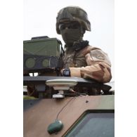 Un soldat du 28e groupe géographique (G) recueille des coordonnées au moyen d'un navigateur GPS installé en tourelle de son véhicule blindé léger (VBL) à Gossi, au Mali.