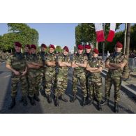 Coulisses : photographies de groupe du 8e RPIMa des forces de souveraineté pour le théâtre de la Guyane lors de la cérémonie du 14 juillet 2011.