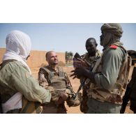 Un aumônier musulman discute avec des soldats maliens à Gossi, au Mali.