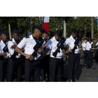 Coulisses : ajustement de la tenue de la BA 367 des forces de souveraineté du théâtre de la Guyane lors de la cérémonie du 14 juillet 2011.