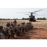 Des soldats du 1er régiment de tirailleurs (RTir) s'apprêtent à embarquer à bord d'un hélicoptère Chinook Ch-47 britannique à Djibo, au Burkina Faso.
