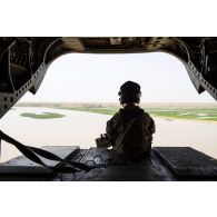 Un membre opérationnel de soute (MOS) britannique sécurise le périmètre en trappe arrière d'un hélicoptère Chinook Ch-47, au Mali.