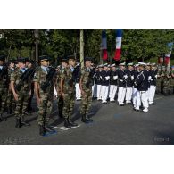 Revue des troupes du 48e RTRs et de la gendarmerie maritime des forces de souveraineté pour le théâtre des Antilles lors de la cérémonie du 14 juillet 2011.