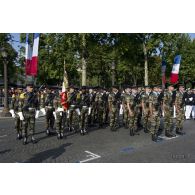 Revue des troupes de la garde au drapeau du 33e RIMa et du 48e RTRs des forces de souveraineté pour le théâtre des Antilles lors de la cérémonie du 14 juillet 2011.