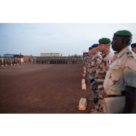 Rassemblement des aviateurs français et britanniques du groupement tactique aéromobile Hombori pour une cérémonie à Gao, au Mali.