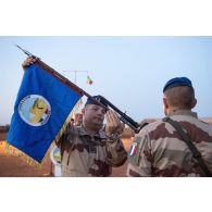 Le colonel Loïc Créachcadec du 5e régiment d'hélicoptères de combat (RHC) remet le fanion du groupement tactique aéromobile Hombori à son porte-drapeau à Gao, au Mali.