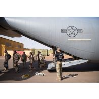 Des soldats débarquent d'un avion Hercules C-130 de l'armée de l'Air américaine sur l'aérodrome de Gao, au Mali.