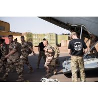 Des soldats débarquent depuis un avion Hercules C-130 de l'armée de l'Air américaine sur l'aérodrome de Gao, au Mali.