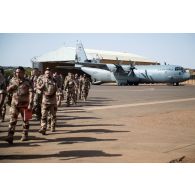 Des soldats débarquent depuis un avion Hercules C-130 de l'armée de l'Air américaine sur l'aérodrome de Gao, au Mali.