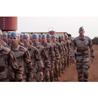 Une section du 1er régiment de tirailleurs (RTir) forme les rangs pour une cérémonie à Gao, au Mali.