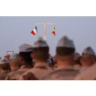 Rassemblement d'une section du 1er régiment de tirailleurs (RTir) sous les couleurs françaises et maliennes pour une cérémonie à Gao, au Mali.