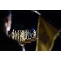Rassemblement des chasseurs du 7e bataillon de chasseurs alpins (BCA) et des légionnaires du 2e régiment étranger de génie (REG) pour une cérémonie à Gao, au Mali.