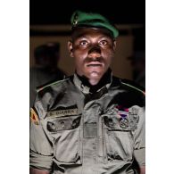 Portrait du soldat de 1re classe Diarra, récipiendaire de la médaille de la Défense nationale échelon bronze à Gao, au Mali.