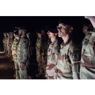 Un officier de liaison estonien assiste à une cérémonie aux côtés des officiers du 7e bataillon de chasseurs alpins (BCA) et du 1er régiment de tirailleurs (RTir) à Gao, au Mali.