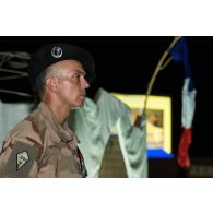 Le colonel Nicolas James du 7e bataillon de chasseurs alpins (BCA) écoute le récit des combats de la Sidi Brahim aux côtés d'un marabout à Gao, au Mali.