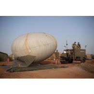 Des soldats du 1er régiment de tirailleurs (RTir) déploient un ballon captif Mortagne à Gossi, au Mali.