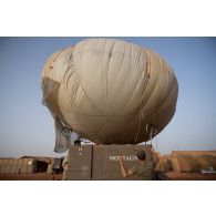 Des soldats du 1er régiment de tirailleurs (RTir) déploient un ballon captif Mortagne à Gossi, au Mali.