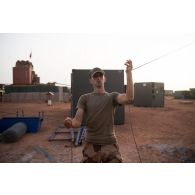 Un soldat du 1er régiment de tirailleurs (RTir) déploie un ballon captif Mortagne à Gossi, au Mali.
