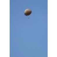 Déploiement d'un ballon captif Mortagne au-dessus de Gossi, au Mali.