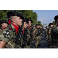 Revue des troupes du 93e RAM des forces de souveraineté pour le théâtre de la Guyane lors de la cérémonie du 14 juillet 2011.