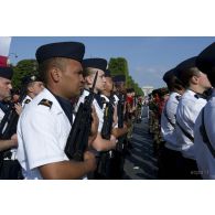 Revue des troupes du détachement de l'armée de l'Air pour les forces de souveraineté du théâtre Océan Pacifique lors de la cérémonie du 14 juillet 2011.