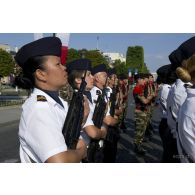 Revue des troupes du détachement de l'armée de l'Air pour les forces de souveraineté du théâtre Océan Pacifique lors de la cérémonie du 14 juillet 2011.