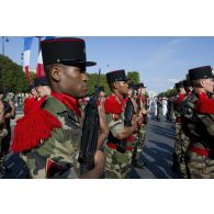 Revue des troupes du 54e RA pour les forces de souveraineté du théâtre Océan Pacifique lors de la cérémonie du 14 juillet 2011.