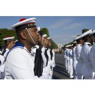 Revue des troupes du détachement de la Marine nationale pour les forces de souveraineté du théâtre Océan Pacifique lors de la cérémonie du 14 juillet 2011.