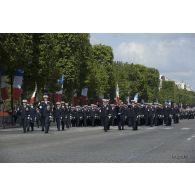 Défilé à pied des EOAA (écoles des officiers de l'armée de l'Air) : EA (école de l'Air) et EMA (école militaire de l'Air) lors de la cérémonie du 14 juillet 2011.
