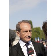 Portrait de Gérard Longuet, ministre de la défense et des anciens combattants en interview lors de la cérémonie du 14 juillet 2011.