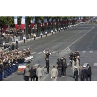 Honneurs rendus au président de la République par le 1er RIGR (régiment d'infanterie de la garde républicaine) lors de la cérémonie du 14 juillet 2011.