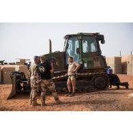 L'officier image Gunther et l'opérateur vidéo Christophe filment la progression des travaux à bord d'un bulldozer du 19e régiment du génie (RG) à Gossi, au Mali.