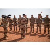 L'opérateur vidéo Christophe filme une discussion entre le général Frédéric Blachon et des soldats du 1er régiment de tirailleurs (RTir) à Gossi, au Mali.
