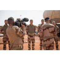L'opérateur vidéo Christophe filme une discussion entre le général Frédéric Blachon et des soldats du 1er régiment de tirailleurs (RTir) à Gossi, au Mali.