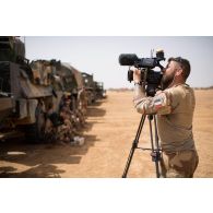 L'opérateur vidéo Christophe filme les troupes à l'arrêt d'un convoi dans le secteur de N'Daki, au Mali.