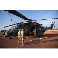 L'officier image Gunther et l'opérateur vidéo Christophe filment un pilote d'hélicoptère Caïman NH-90 du 3e régiment d'hélicoptères de combat (RHC) à Gossi, au Mali.
