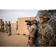 L'opérateur vidéo Christophe filme une opération héliportée auprès des soldats britanniques à Gao, au Mali.