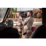 L'officier image Gunther et l'opérateur vidéo Christophe filment la visite du général malien Keba Sangaré à Gao, au Mali.