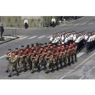 Défilé à pied du 54e RA et du détachement de l'armée de l'Air pour les forces de souveraineté du théâtre Océan pacifique lors de la cérémonie du 14 juillet 2011.