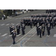 Défilé à pied des EOAA (écoles des officiers de l'armée de l'Air) : EA (école de l'Air) et EMA (école militaire de l'Air) lors de la cérémonie du 14 juillet 2011.