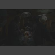 Au bloc opératoire de l'hôpital jordanien de Mazar e Charif, intervention chirurgicale orthopédique franco-jordanienne sur la jambe d'un patient afghan.