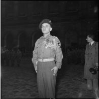 Aux Invalides, le chef de bataillon Barthélémy, appartenant au 1er Bataillon français des Nations Unies (Bataillon de Corée), est fait commandeur de la Légion d'honneur.