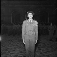 Le caporal-chef Journet, appartenant au 1er Bataillon français des Nations Unies (Bataillon de Corée), vient de recevoir la médaille militaire lors d'une prise d'armes dans la cour d'honneur de l'Hôtel national des Invalides.