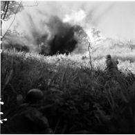 Une patrouille du Bataillon français prise à partie par des tirs de mortiers chinois dans le secteur de Kumhwa.