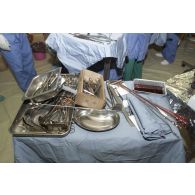 Au bloc opératoire de l'hôpital jordanien de Mazar e Charif, intervention chirurgicale orthopédique franco-jordanienne sur la jambe d'un patient afghan. Plateau d'instruments chirurgicaaux.