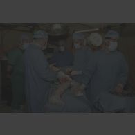Au bloc opératoire de l'hôpital jordanien de Mazar e Charif, intervention chirurgicale orthopédique franco-jordanienne sur la jambe d'un patient afghan.