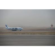 Avion cargo Antonov An-124 en stationnement sur la piste de l'aéroport d'Erbil, dans le kurdistan irakien.