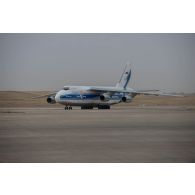 Avion cargo Antonov An-124 en stationnement sur la piste de l'aéroport d'Erbil, dans le kurdistan irakien.