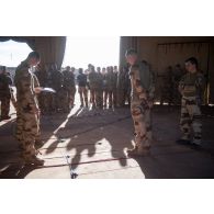 Des chefs de section répètent les différentes phases de l'opération relatives à sa mission sous la direction du capitaine Joffrey du 7e bataillon de chasseurs alpins (BCA) lors d'un briefing sur caisse à sable à Gao, au Mali.
